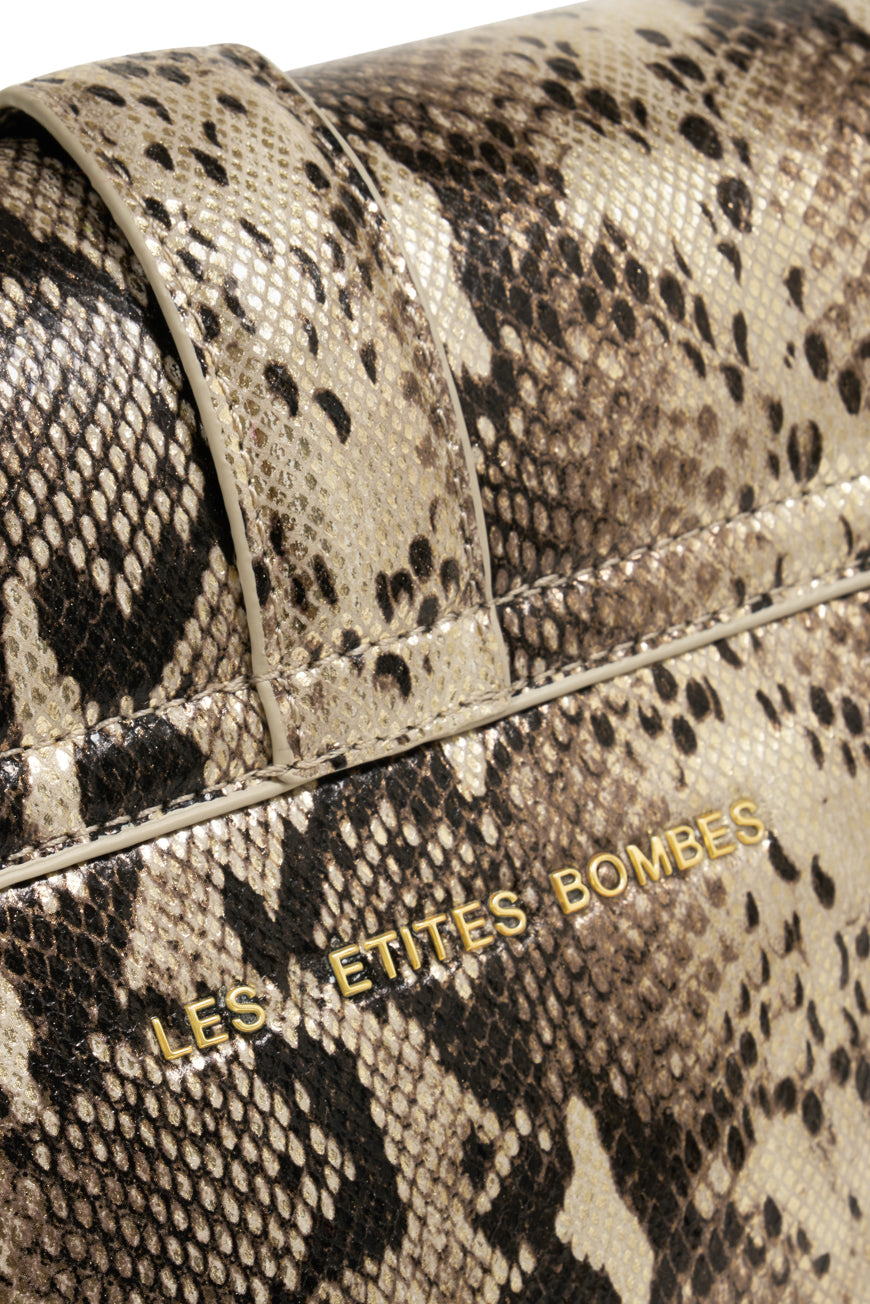 Détail de l'imprimé python et du logo Les Petites Bombes sur le sac Pie.