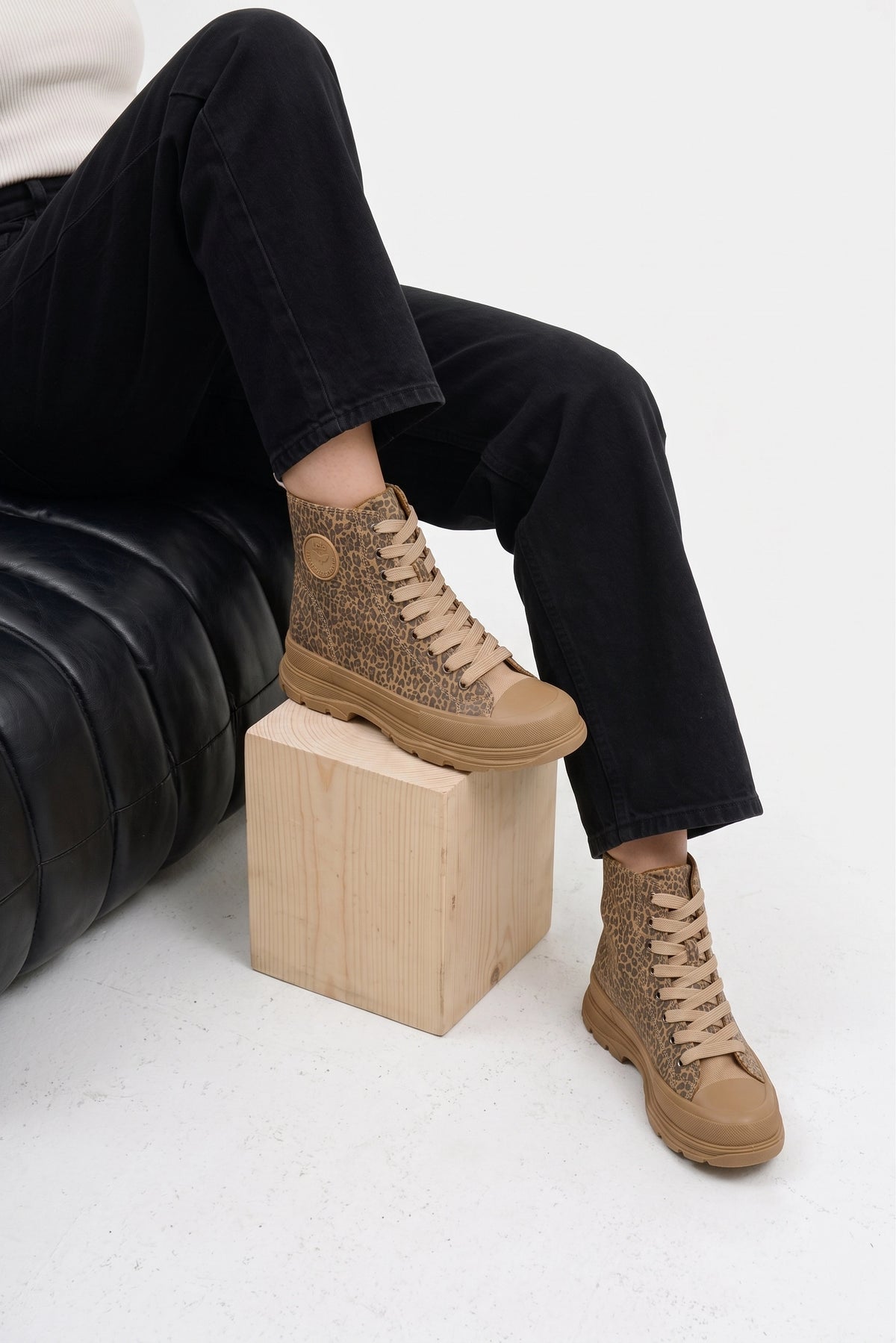 Basket montante Elena camel léopard portée avec un jean noir large