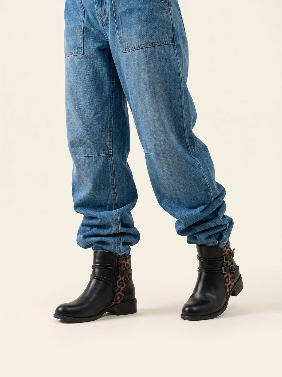 Bottine Maram noire à empiècement léopard et double boucle, portée avec un jean délavé