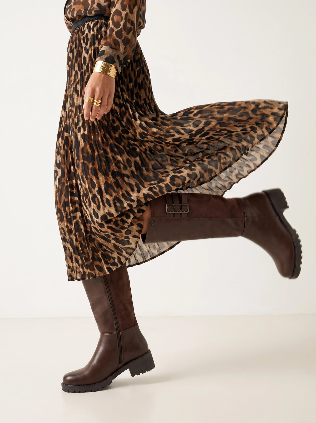 Botte Pandora marron portée en mouvement avec une robe imprimé léopard