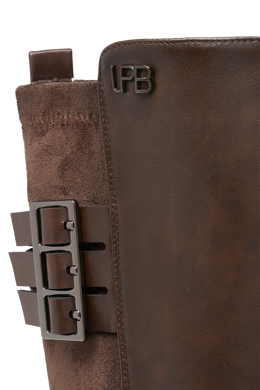 Gros plan sur la boucle triple sangle et le logo LPB de la botte Pandora marron
