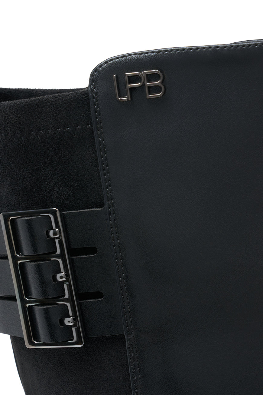 Gros plan sur la triple boucle et le logo LPB de la botte Pandora noire