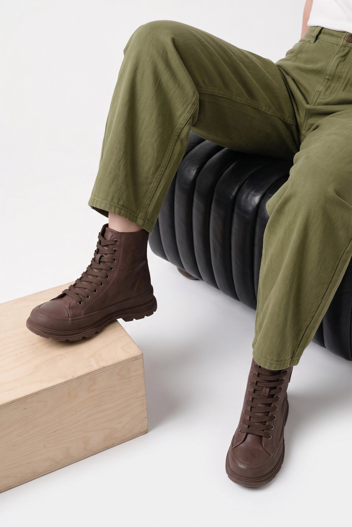 Basket montante Elena marron, portée assise avec un pantalon kaki