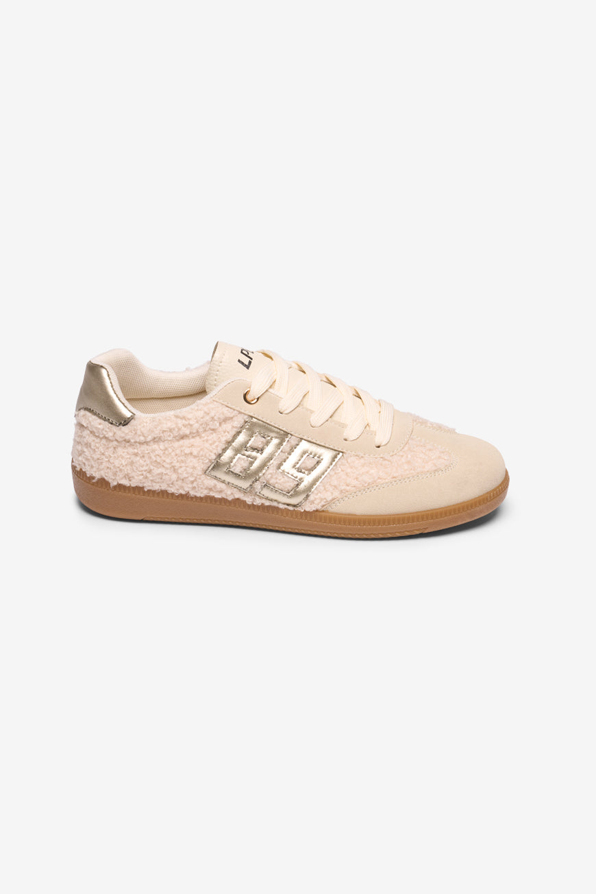 Basket 89 Sherpa Maelle beige en laine bouclée, écusson doré métallisé 89