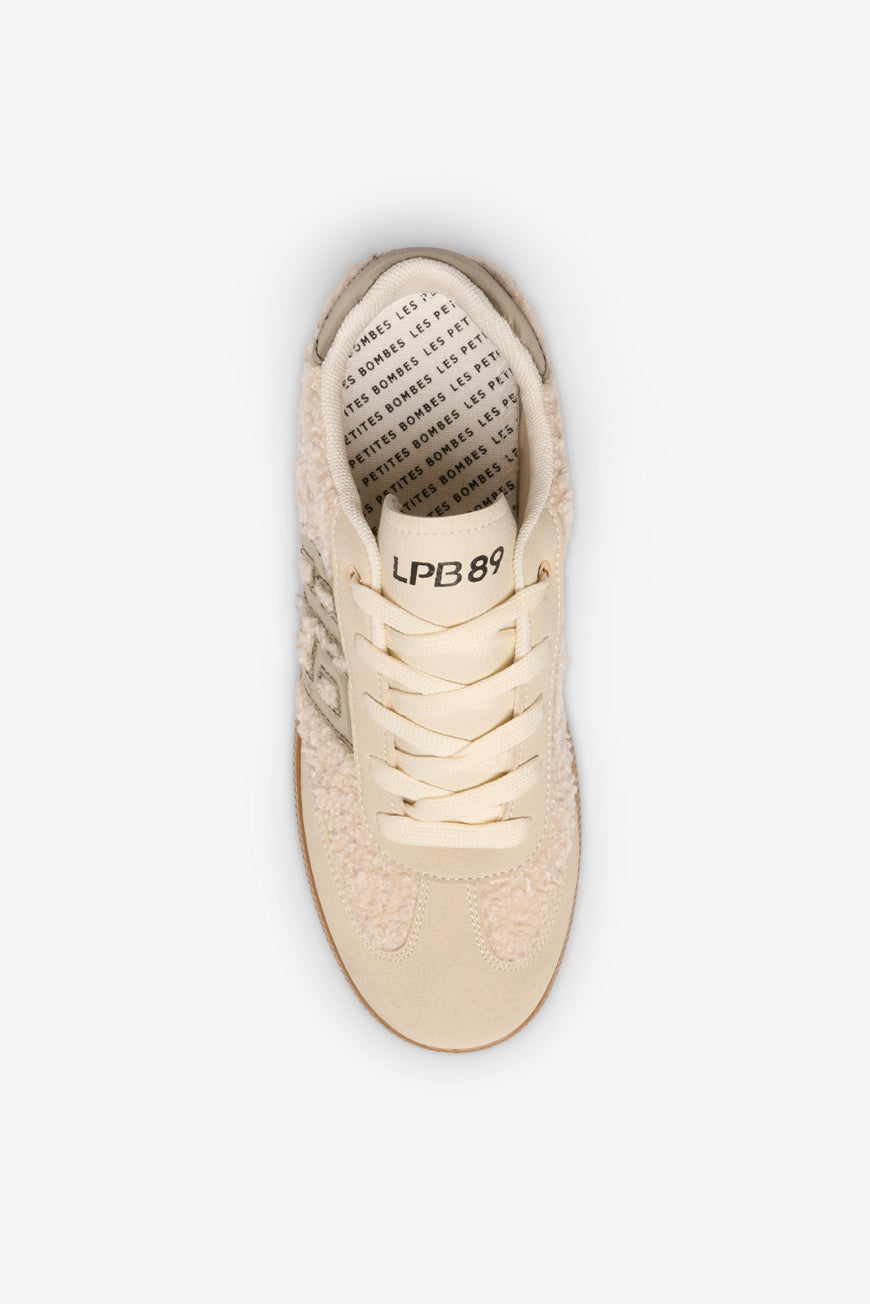 Vue de dessus de la basket 89 Sherpa Maelle beige, écusson doré et semelle gomme