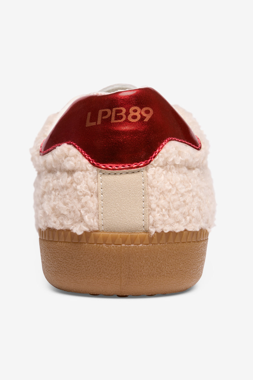 Gros plan sur le talon rouge métallisé LPB89 de la basket 89 Sherpa Maelle beige