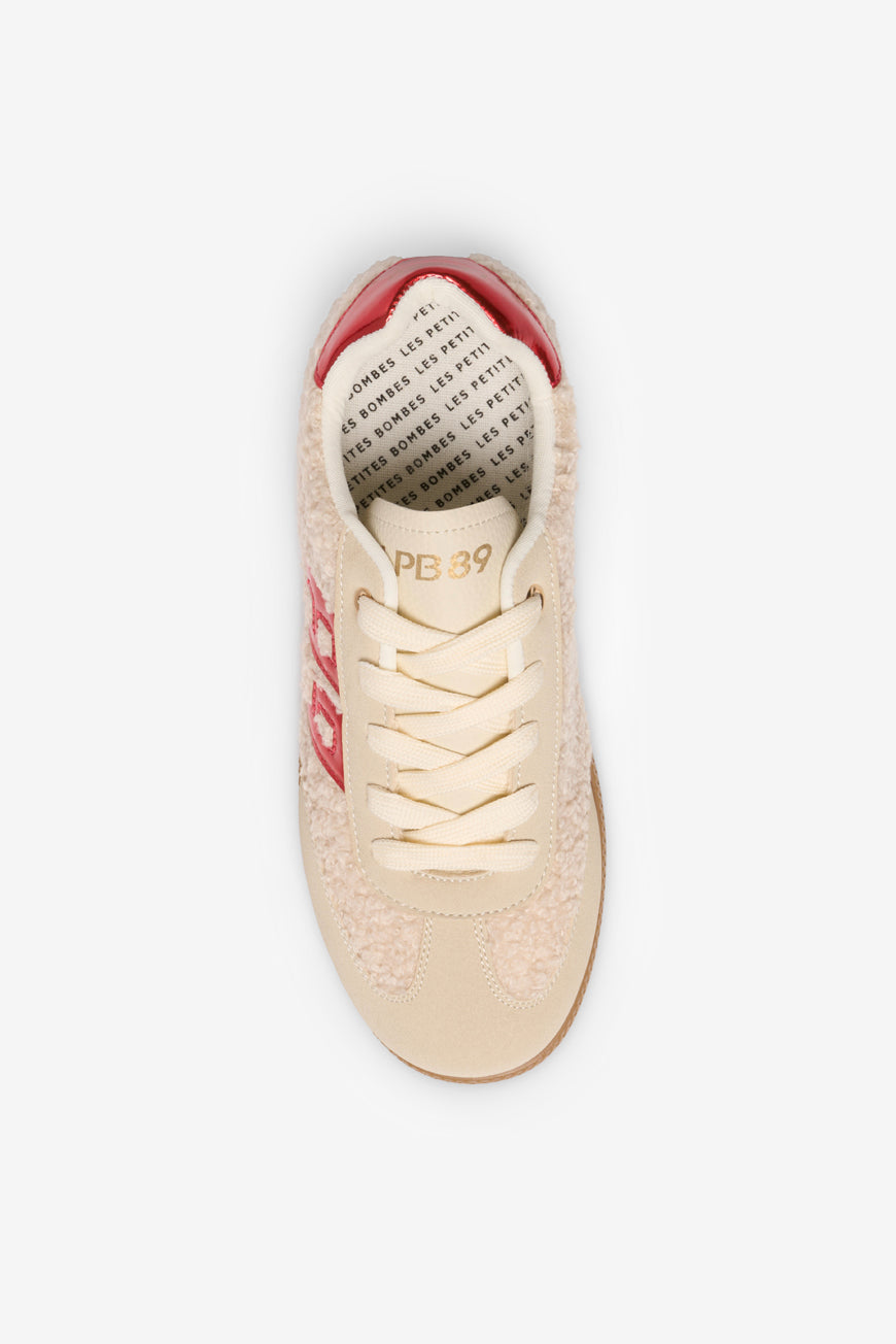 Vue de dessus de la basket 89 Sherpa Maelle beige, écusson rouge et semelle gomme