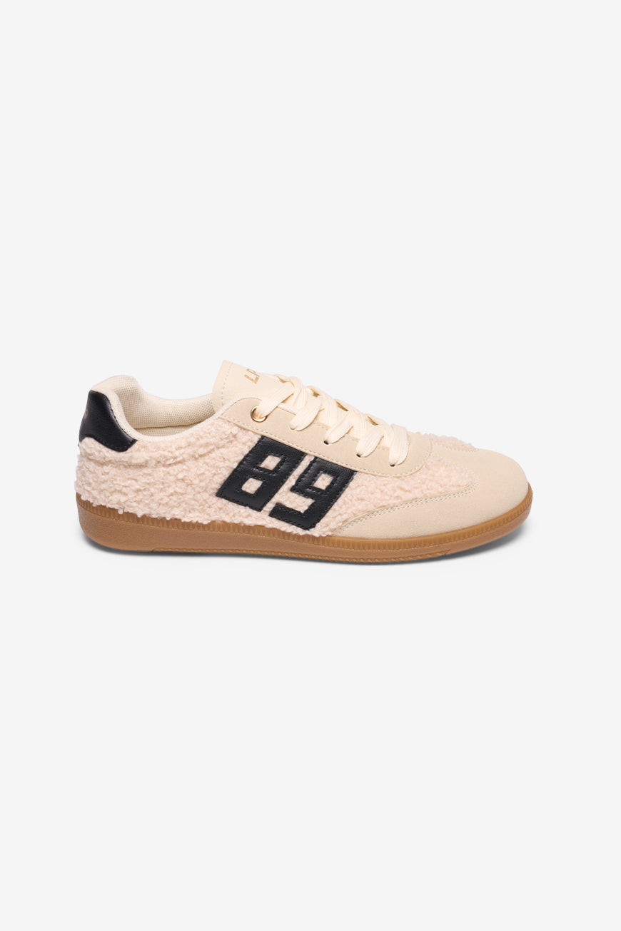 Basket 89 Sherpa Maelle beige en laine bouclée, écusson noir 89, semelle gomme