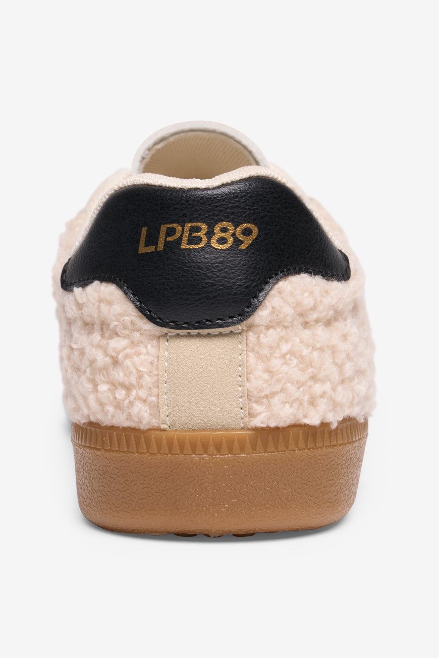 Gros plan sur l'écusson noir LPB89 au talon de la basket 89 Sherpa Maelle beige