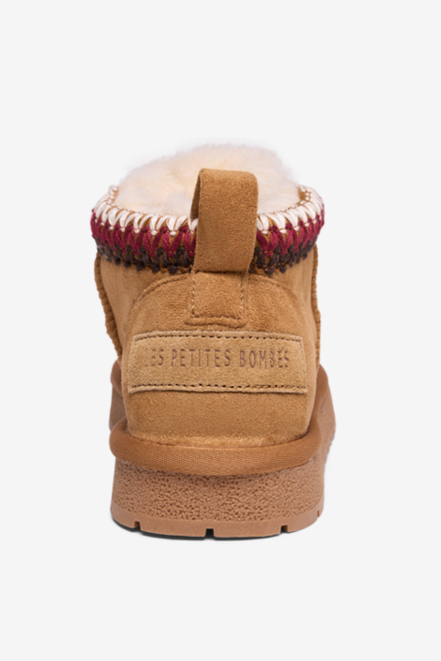 Détail arrière des boots fourrées Julina camel : patte tirette suédine et marquage Les Petites Bombes.