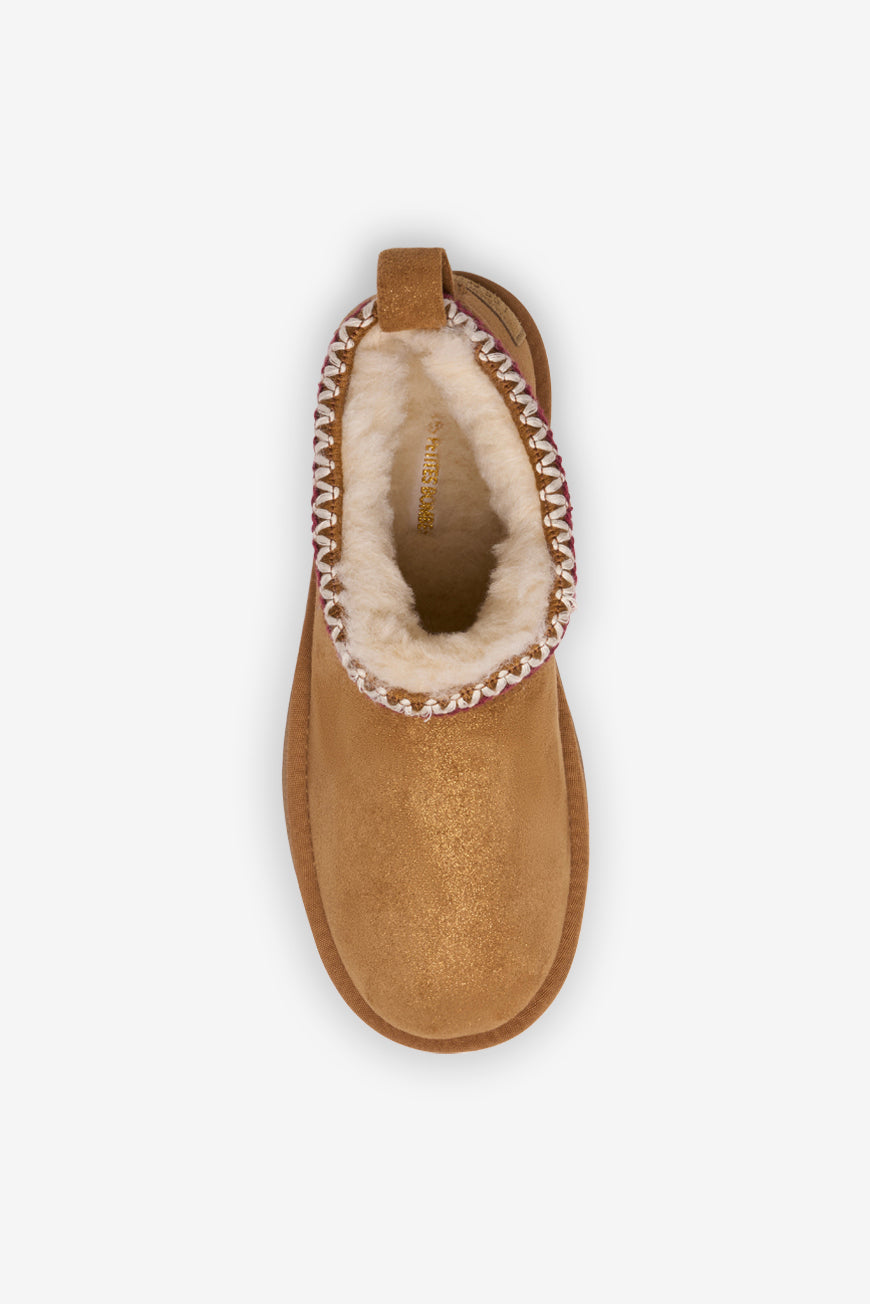 Vue de dessus des boots fourrées Julina camel, doublure moumoute écrue et bordure tricotée bordeaux.