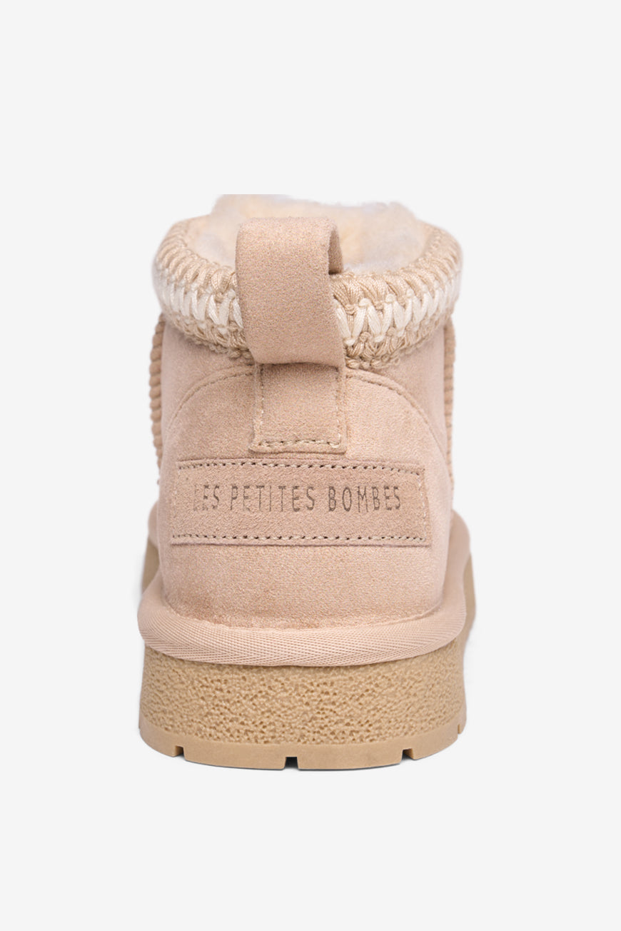 Détail arrière des boots fourrées Melora beige : patte tirette suédine et marquage Les Petites Bombes.