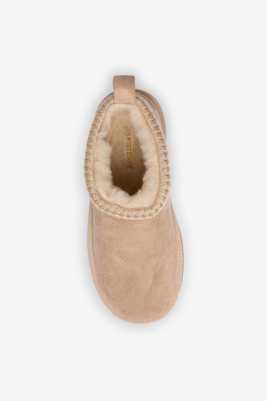 Vue de dessus des boots fourrées Melora beige, doublure moumoute écrue et bordure tricotée beige.