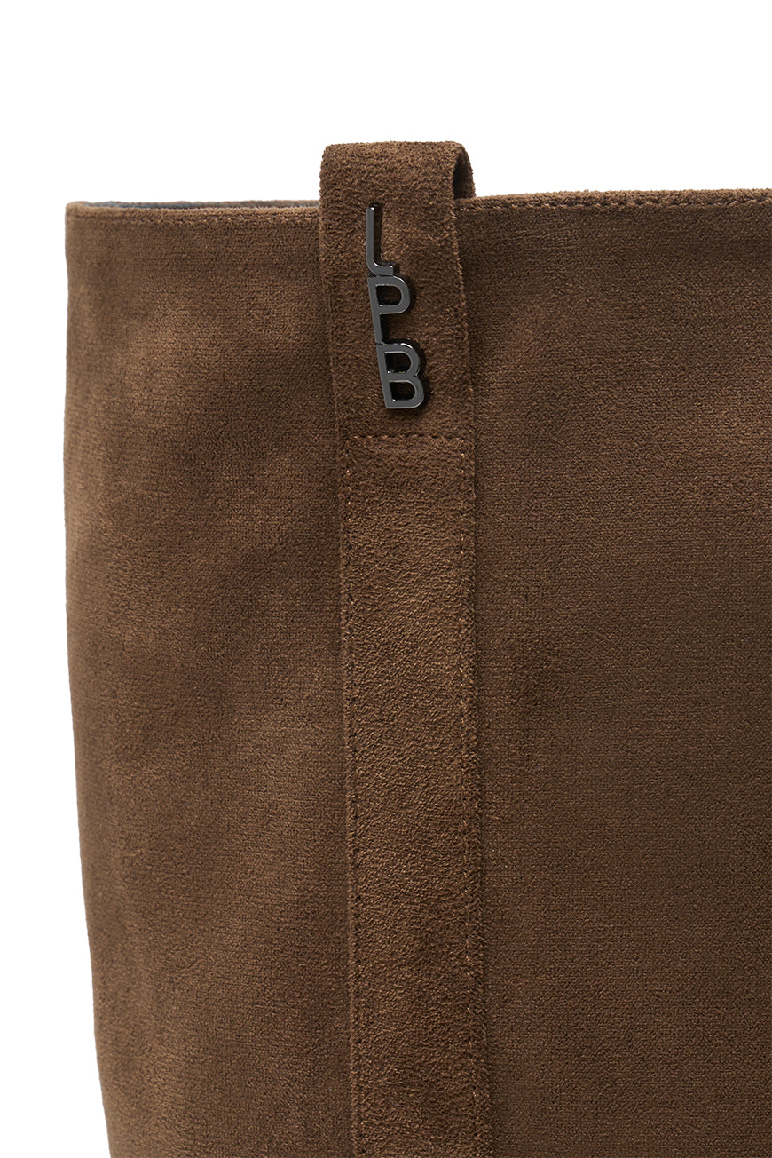 Détail du logo LPB gunmetal sur la tige des bottes Pauline choco en suédine.