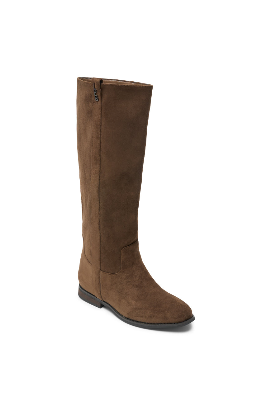 Vue de trois quarts des bottes Pauline choco en suédine, tige haute et talon plat empilé.