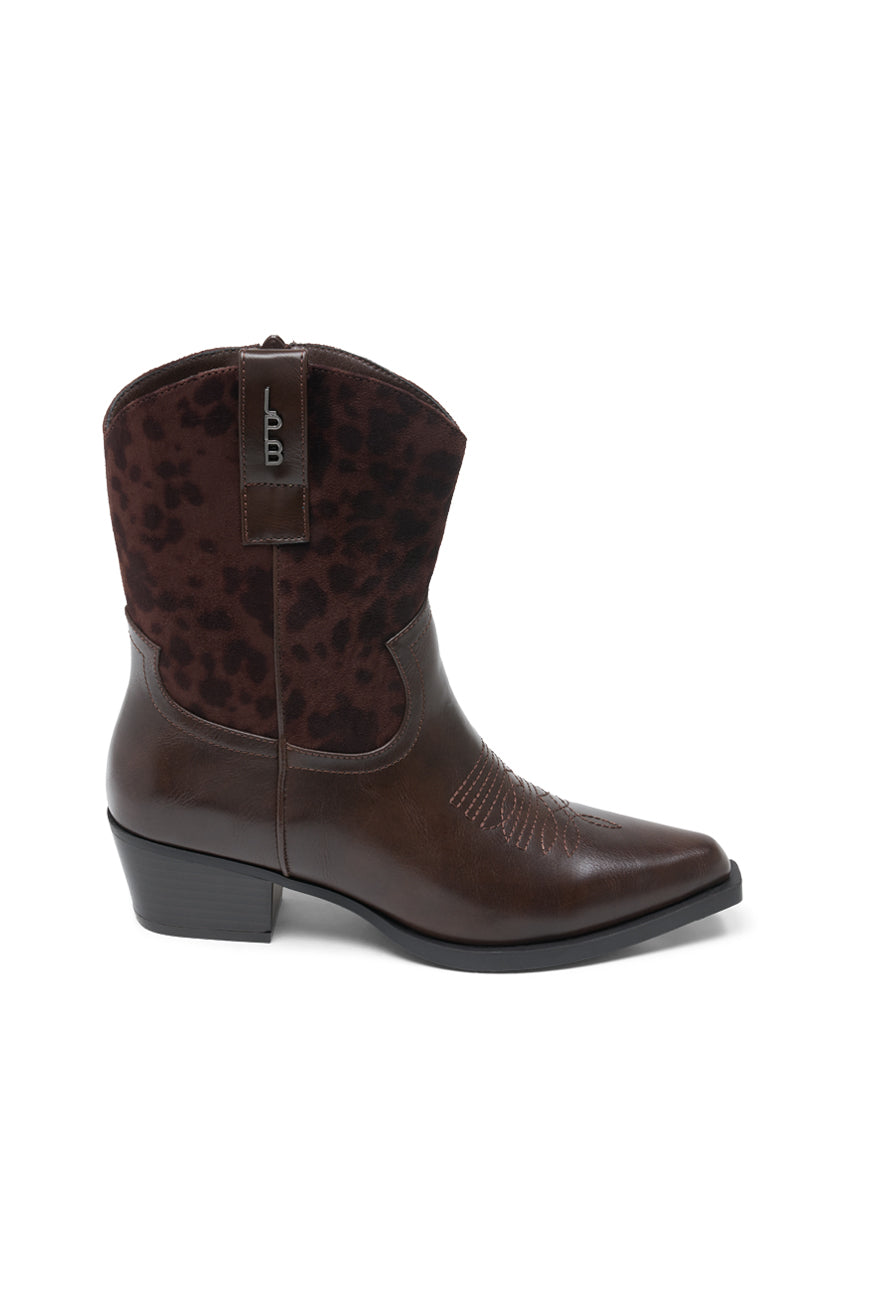 Bottines choco à tige façon léopard et logo LPB gunmetal, bout pointu, vue de profil.