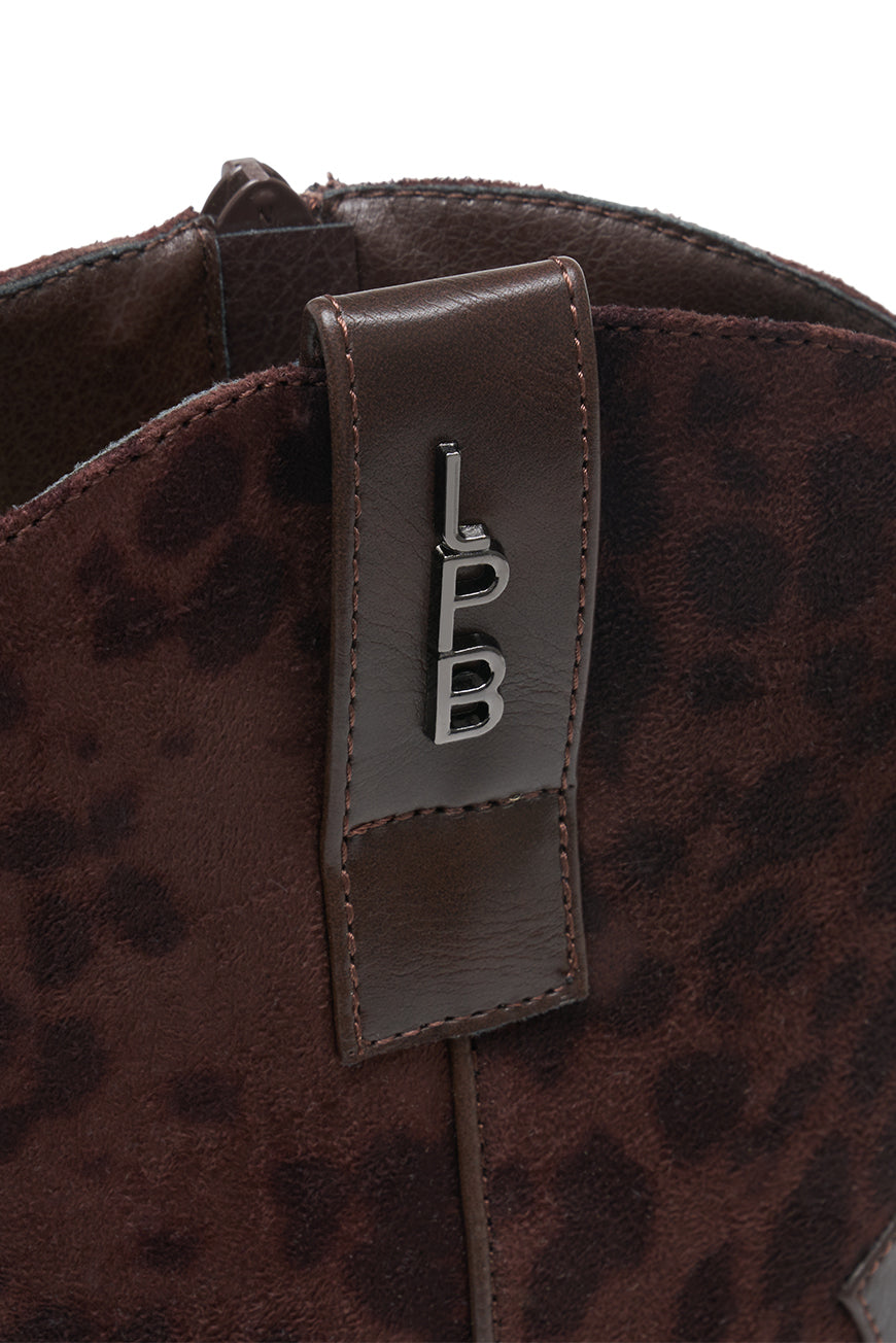 Détail du logo LPB gunmetal sur la tige façon léopard des bottines Phoebe choco.