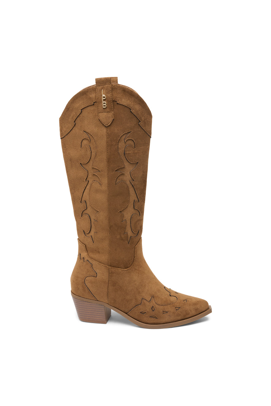 Bottes hautes camel en suédine à broderies façon western et talon carré, vue de profil.