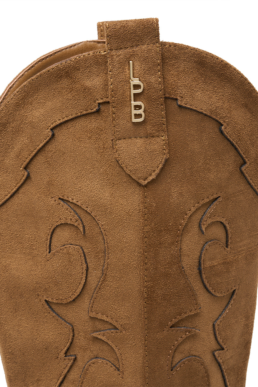 Détail de la tirette des bottes Pia camel : logo LPB doré et broderies façon western sur suédine.
