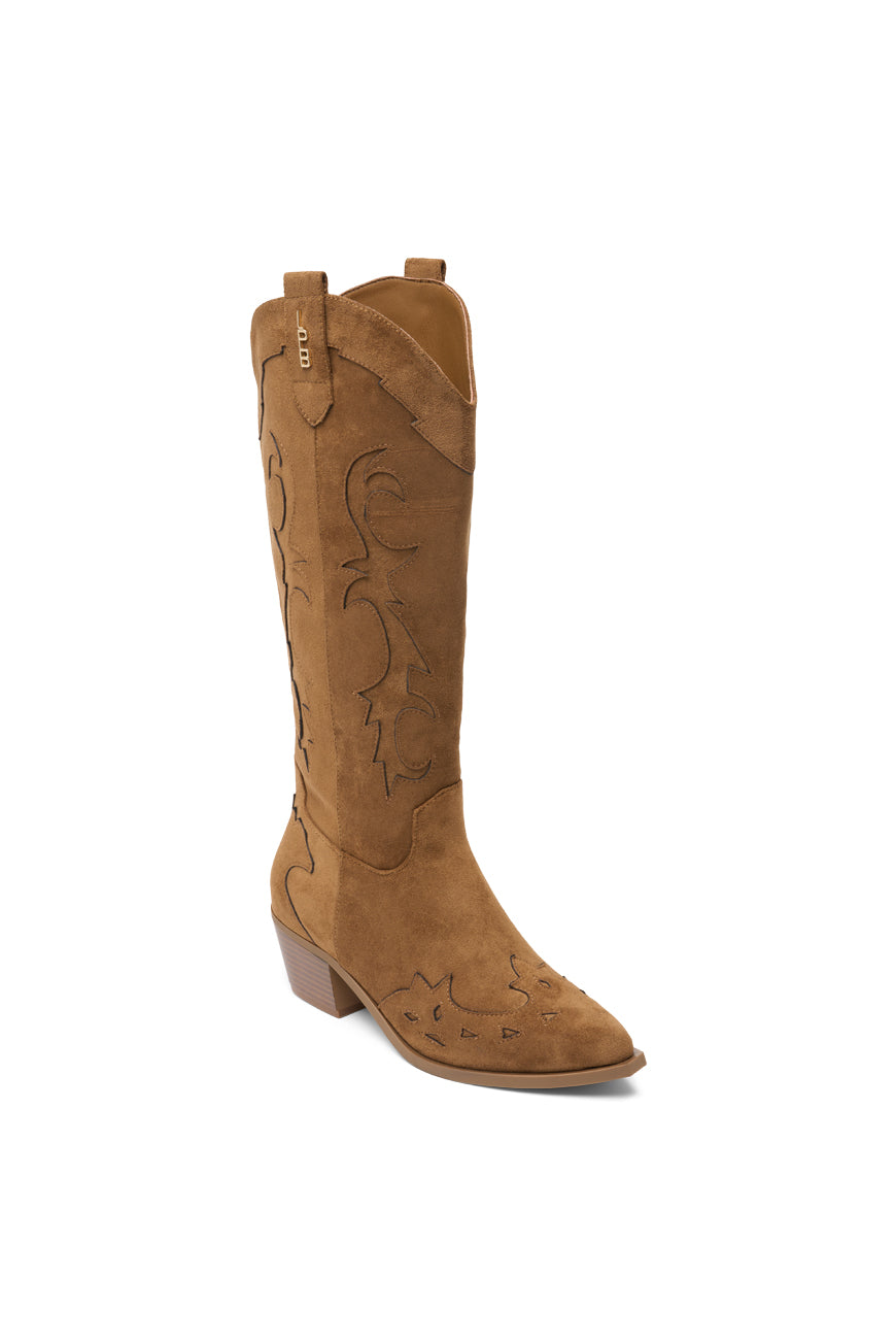 Vue de trois quarts des bottes Pia camel, broderies façon western et talon carré empilé.