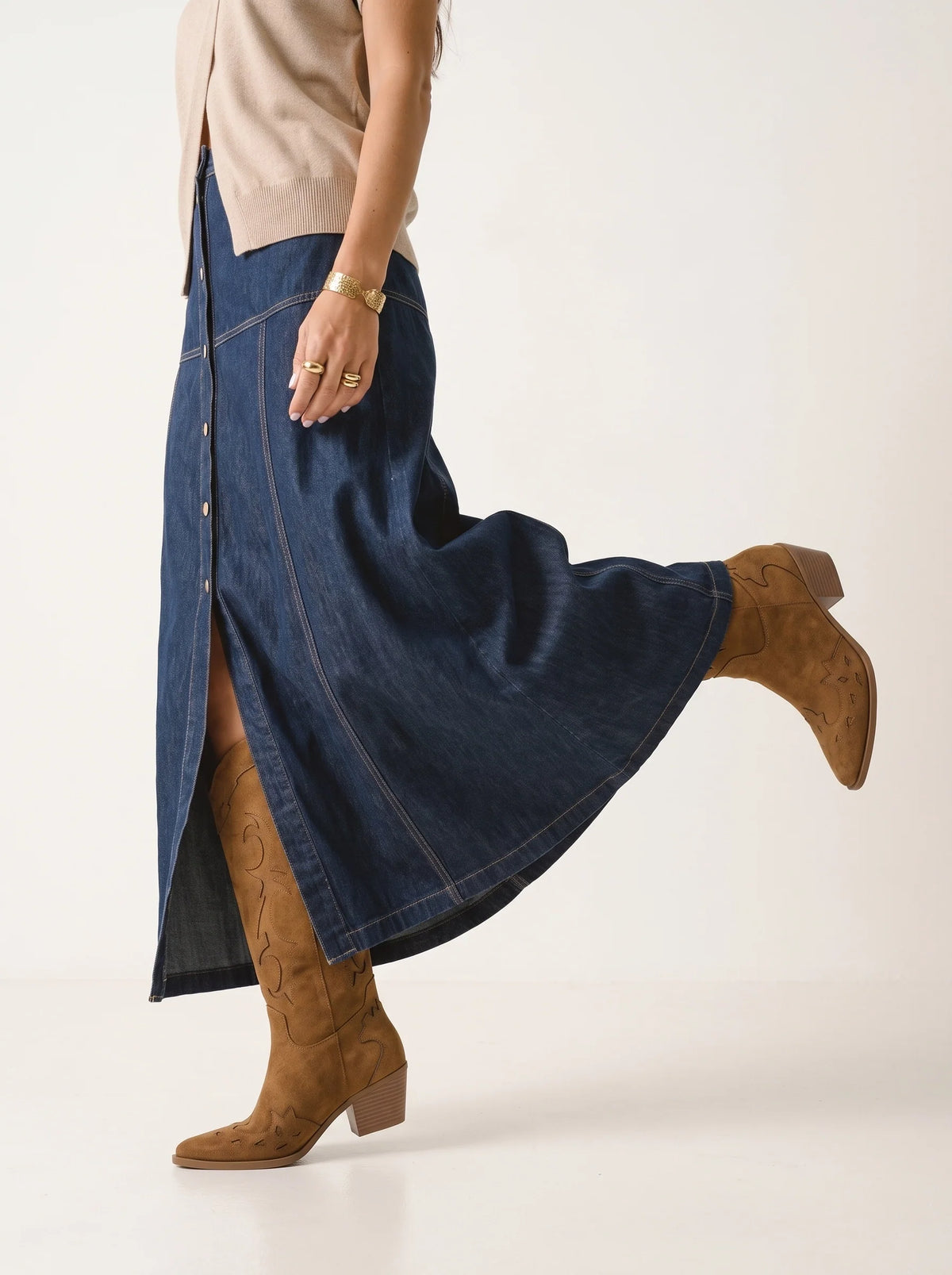 Bottes Pia camel portées avec une jupe en jean boutonnée, broderies façon western sur la tige.