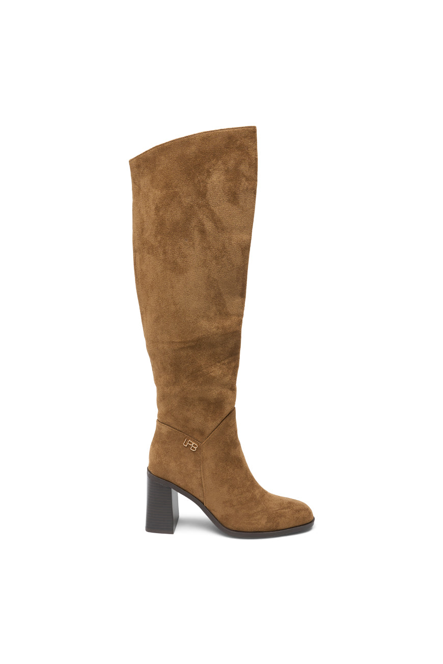 Bottes hautes camel en suédine à talon carré et logo LPB doré, vue de profil.