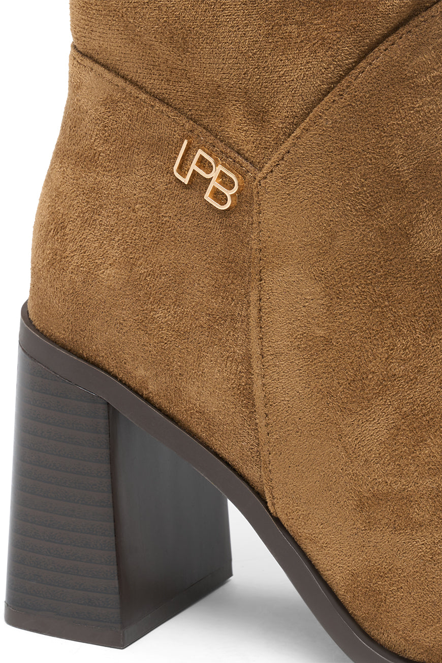 Détail du talon des bottes Poema camel en suédine, logo LPB doré et talon carré empilé.