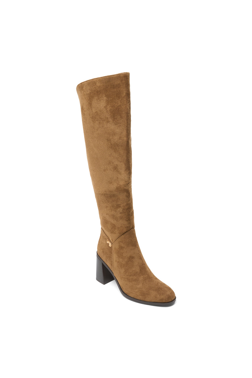Vue de trois quarts des bottes Poema camel en suédine, tige haute et talon carré empilé.