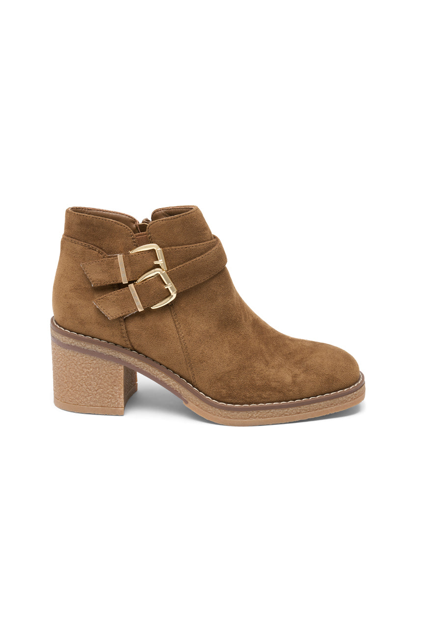 Bottines camel en suédine à double bride boucle dorée, talon carré, vue de profil.