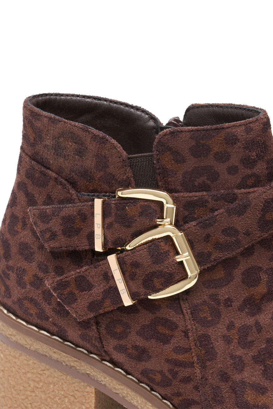 Détail de la double bride boucle dorée LPB sur les bottines Parina choco léopard.
