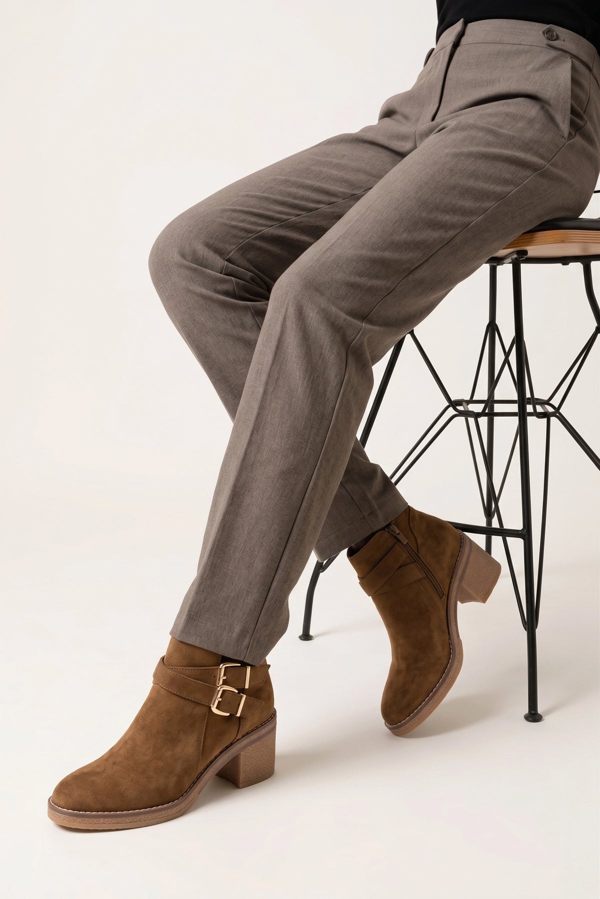 Détail de la double bride boucle dorée LPB sur les bottines Parina camel en suédine.