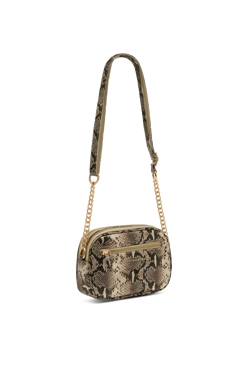Sac bandoulière imprimé python beige et noir à chaîne dorée et poche zippée frontale, vue de trois quarts.