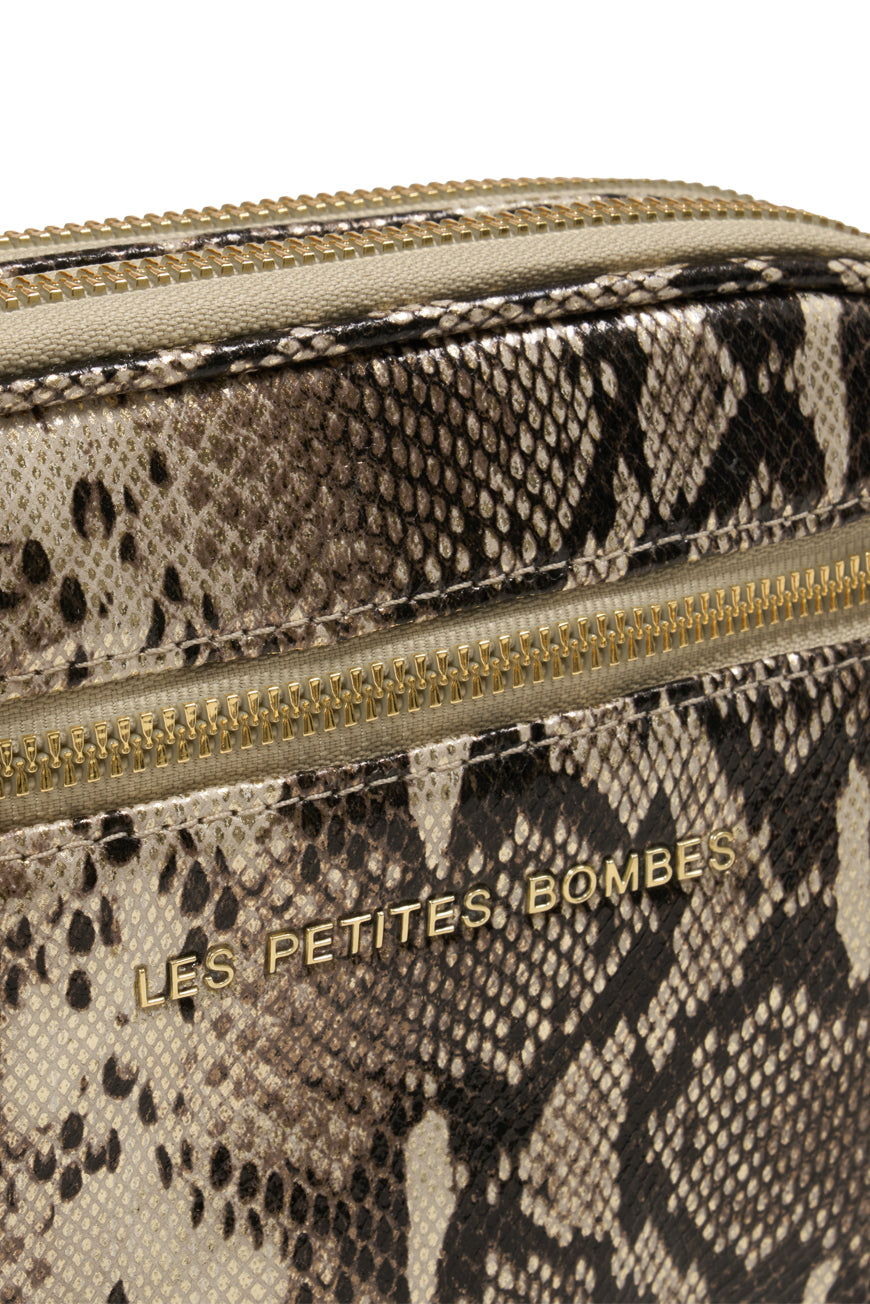 Détail de l'imprimé python et du logo Les Petites Bombes sur le sac Albane python.