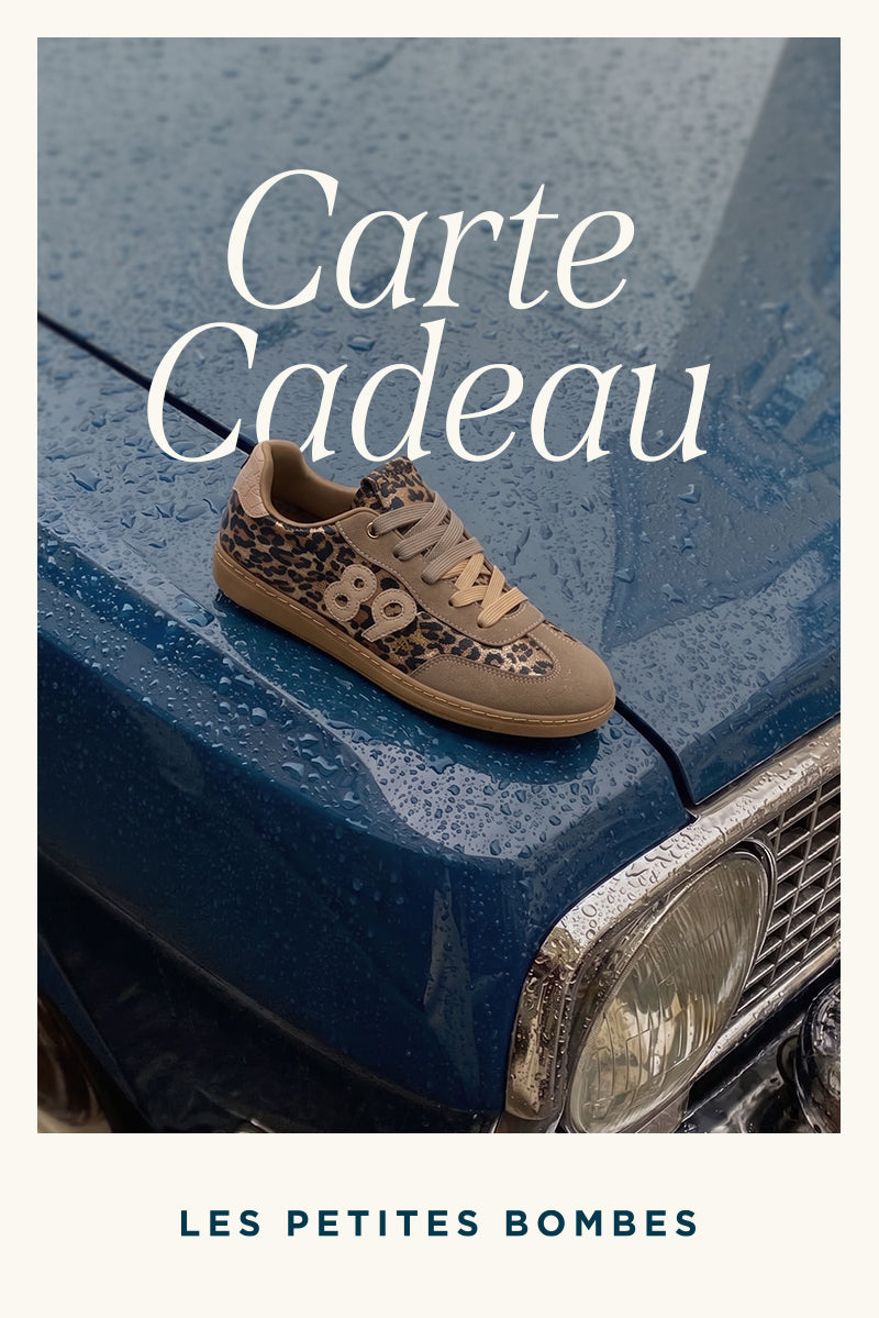 Visuel carte cadeau Les Petites Bombes, capot de voiture bleue sous la pluie avec une basket imprimée léopard