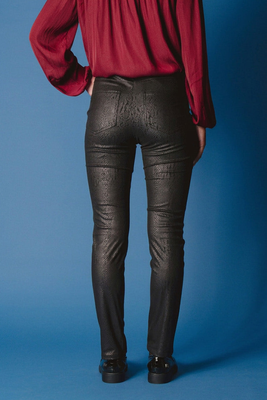 Pantalon Penina noir imprimé python skinny, vue de dos.