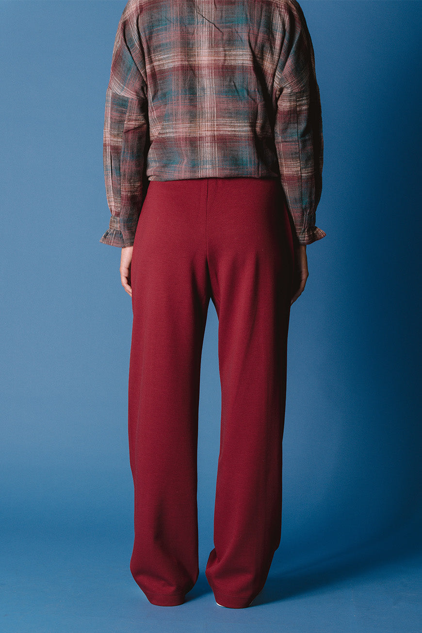 Pantalon Paulia bordeaux large, vue de dos.