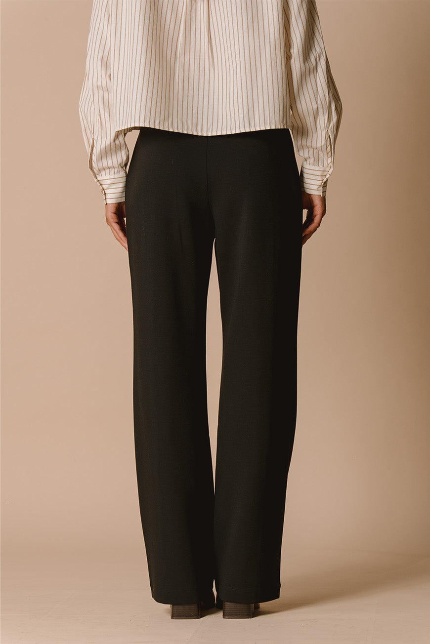 Pantalon Paulia noir large, vue de dos.