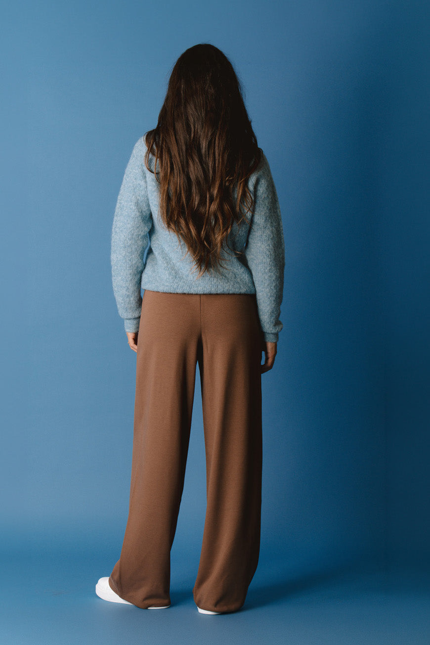 Pantalon Pietra choco large, vue de dos.