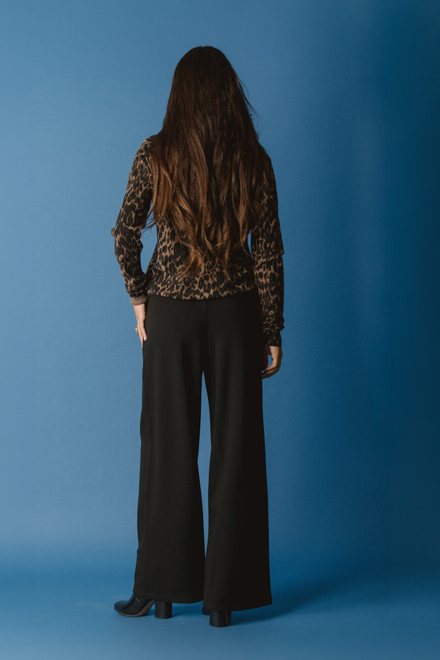 Pantalon Pietra noir large, vue de dos.
