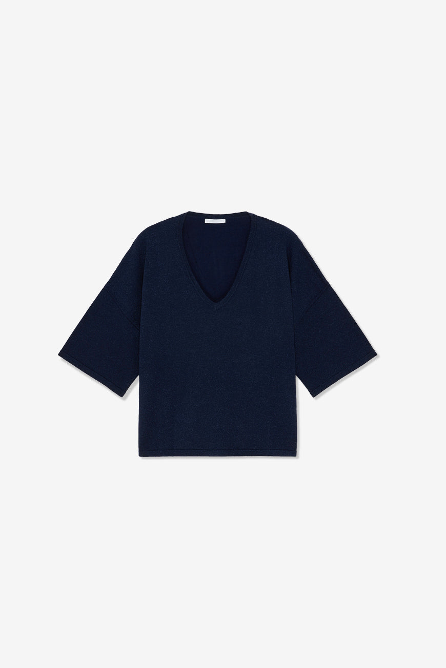 Pull Najoie marine oversize à col en V, vue à plat de face.