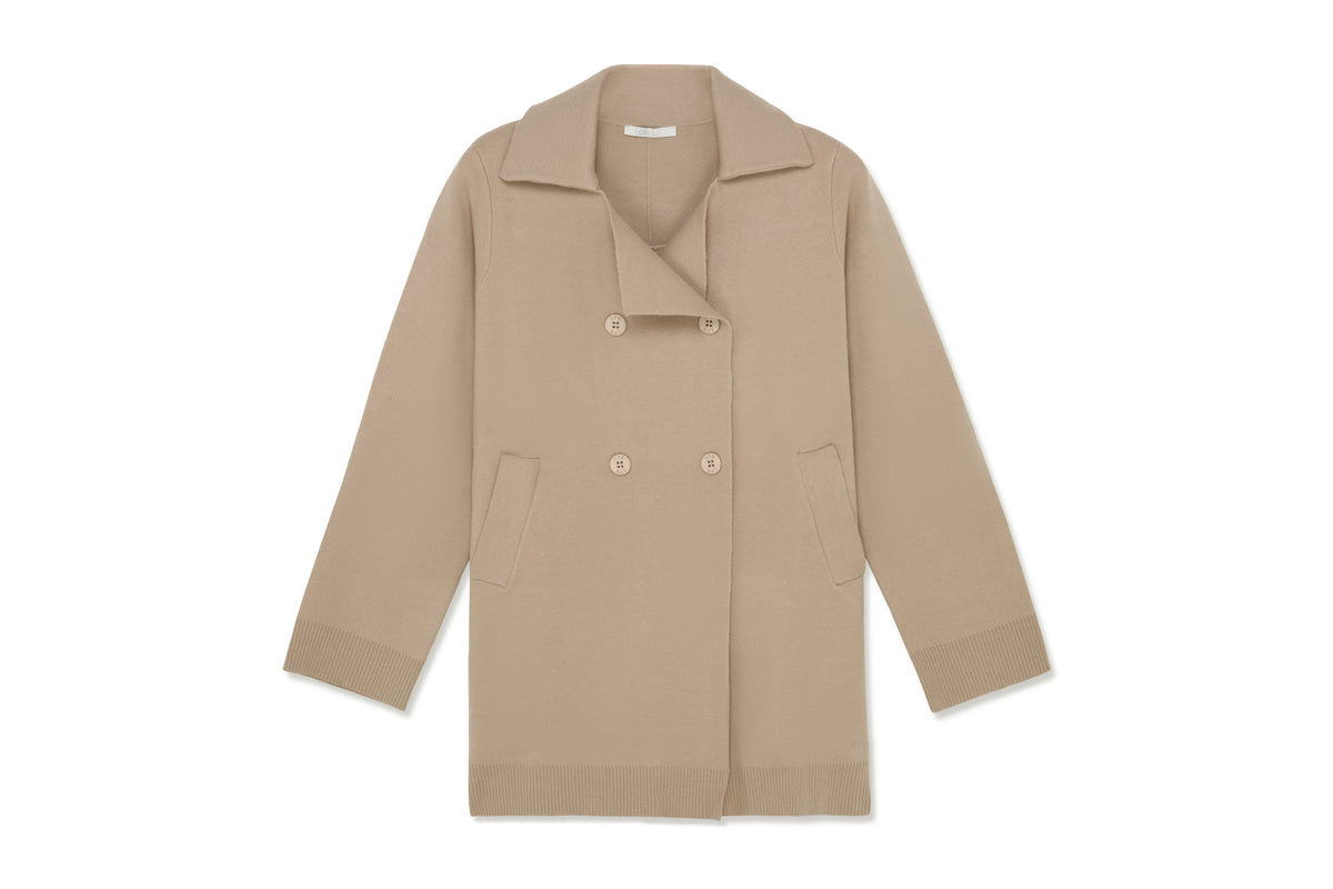 Gilet Polette sable croisé à col tailleur et poches passepoilées, packshot produit sur fond blanc.
