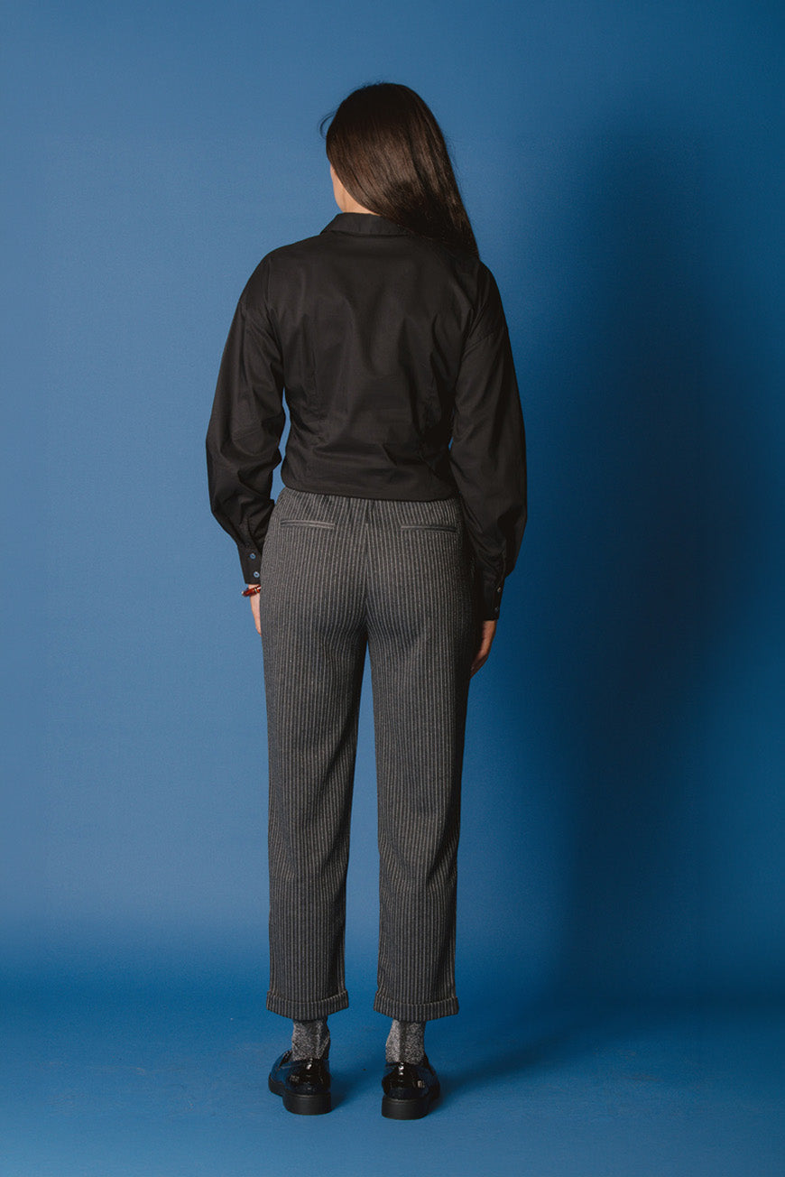 Pantalon Cassendra rayures brillantes gris vue de dos, porté avec une chemise noire.