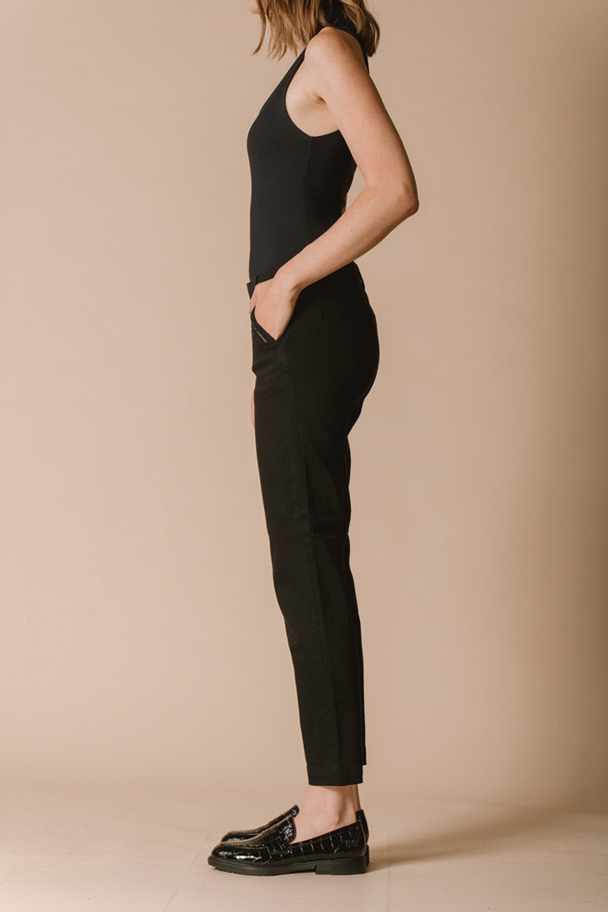 Pantalon chino Naomie noir slim vue de profil, porté avec des mocassins vernis.