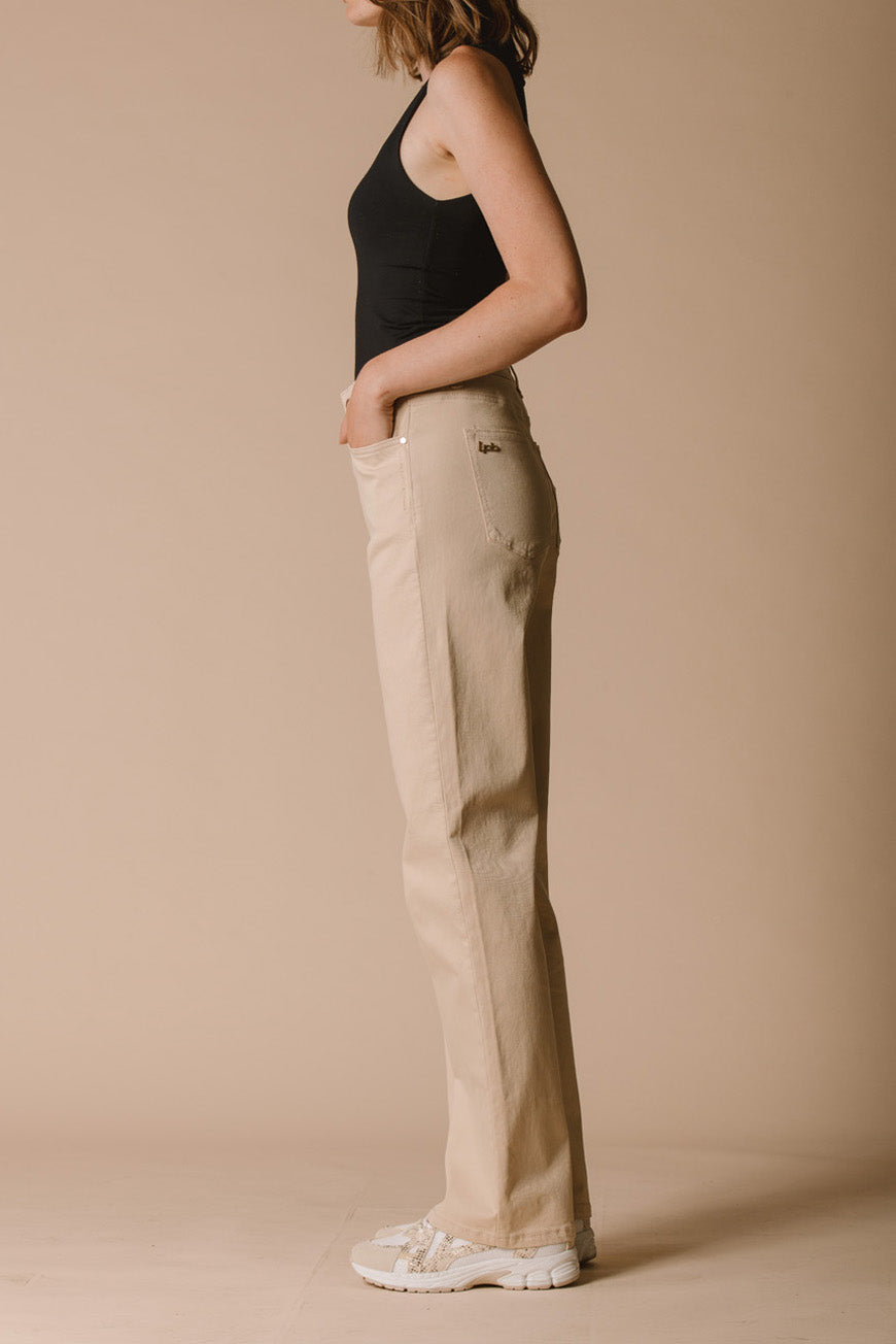 Détail de la poche arrière du pantalon Paola beige, vue de profil.