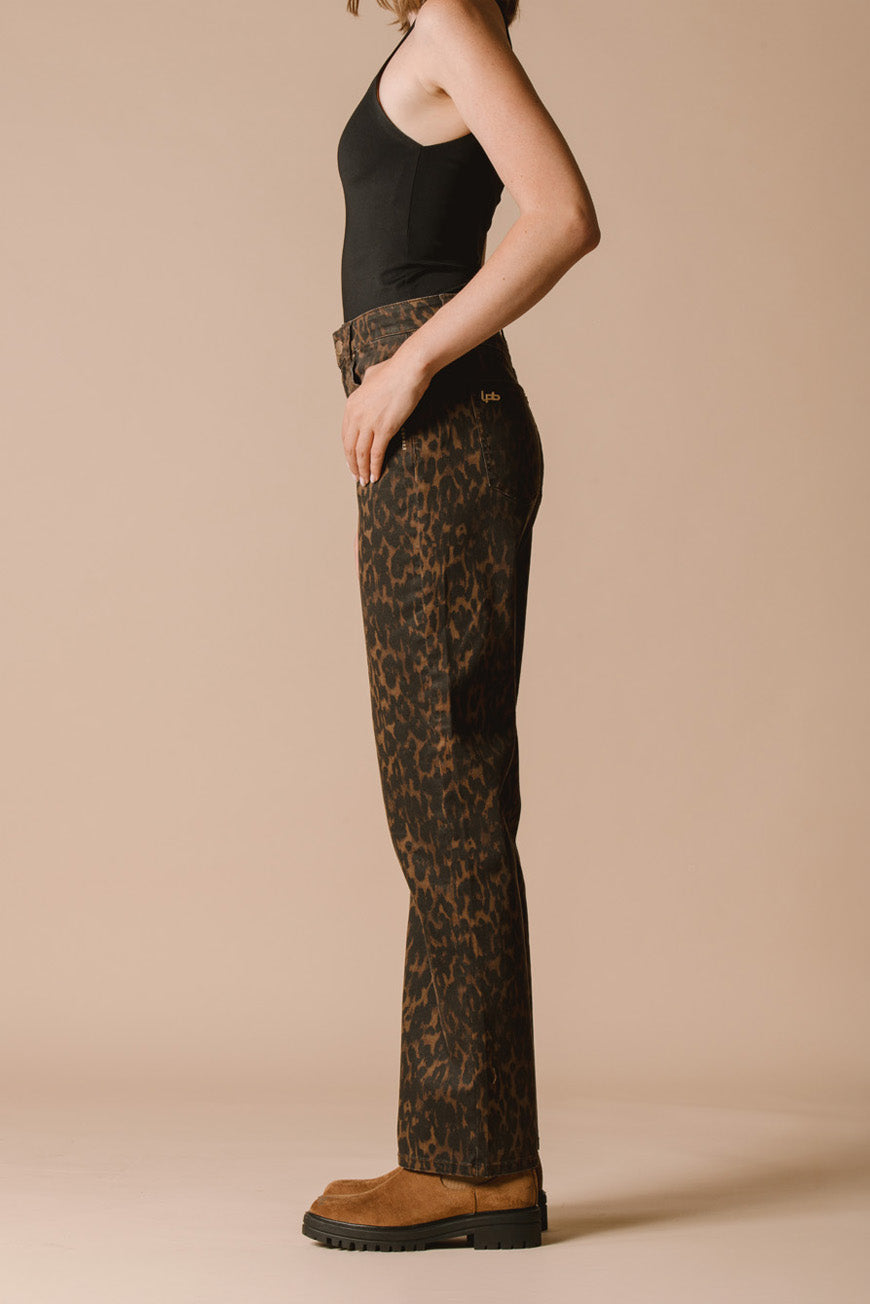 Pantalon Paola imprimé léopard, vue de profil avec la main dans la poche, logo LPB sur la ceinture