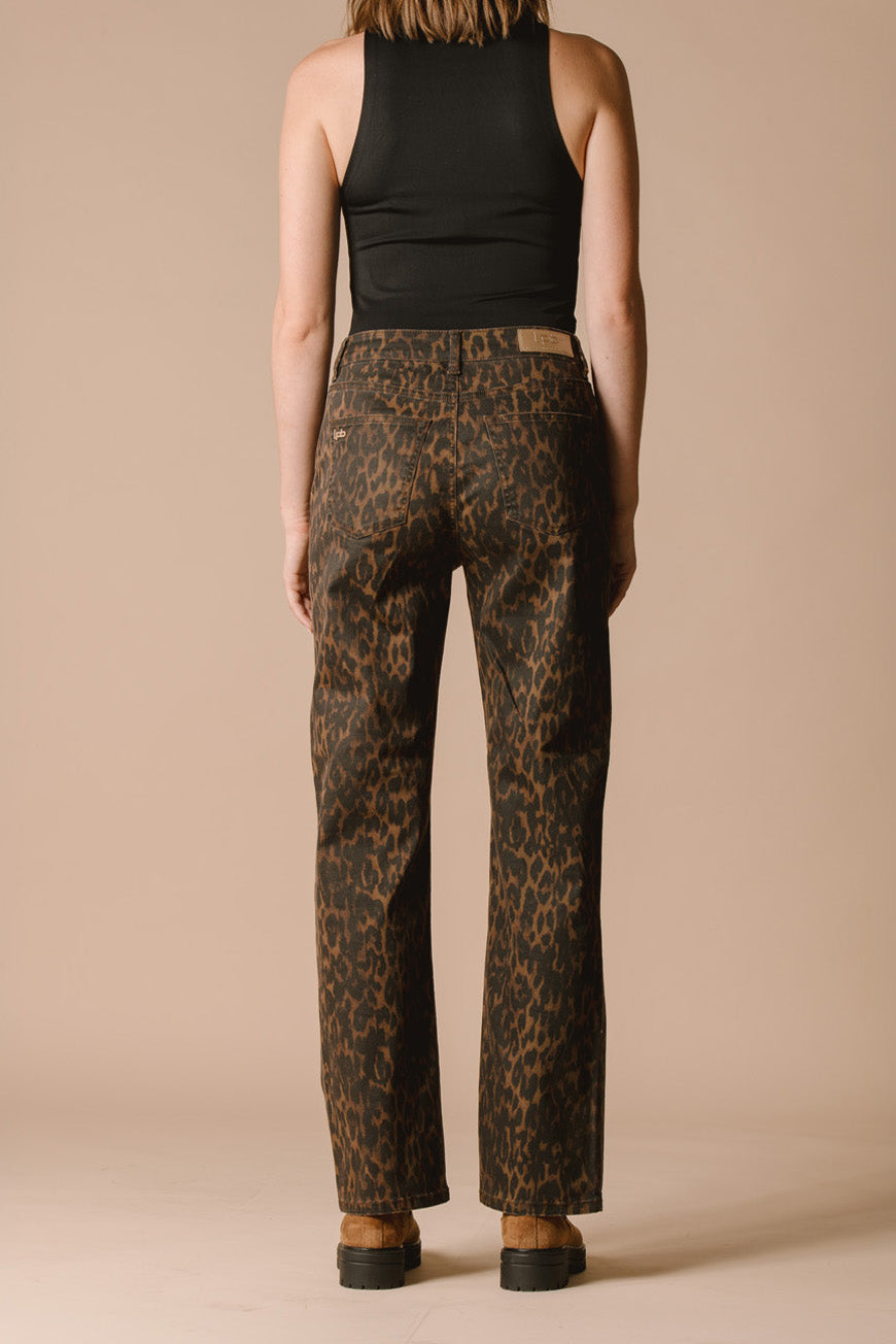 Pantalon Paola imprimé léopard porté de dos