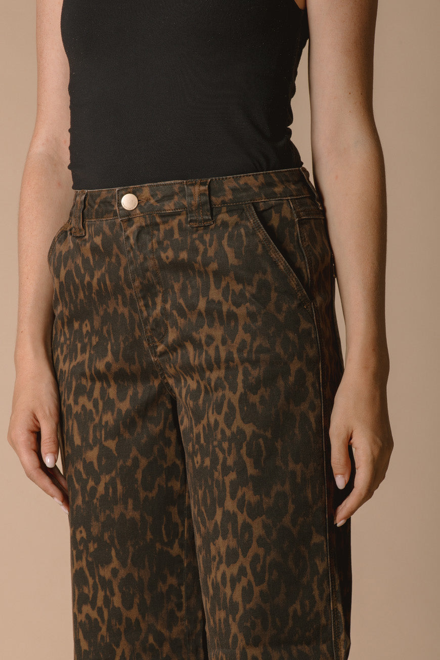 Gros plan sur la taille boutonnée du pantalon Isore imprimé léopard