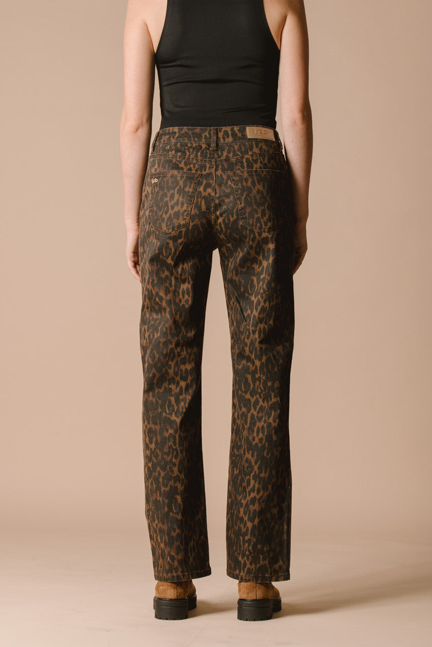 Pantalon Isore imprimé léopard marron et noir, coupe droite, porté de dos avec un débardeur noir