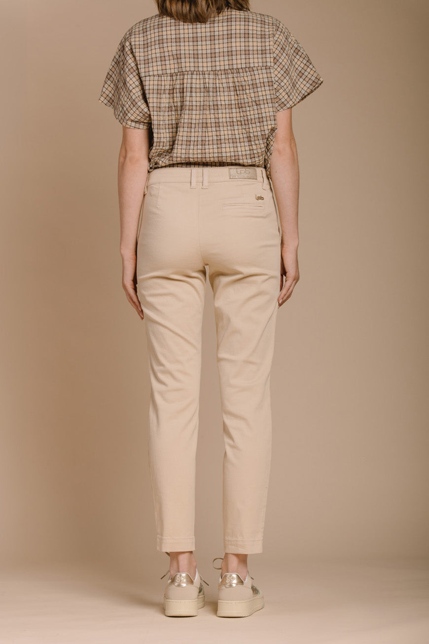 Pantalon Naomie beige slim vue de dos, porté avec une chemise à carreaux.