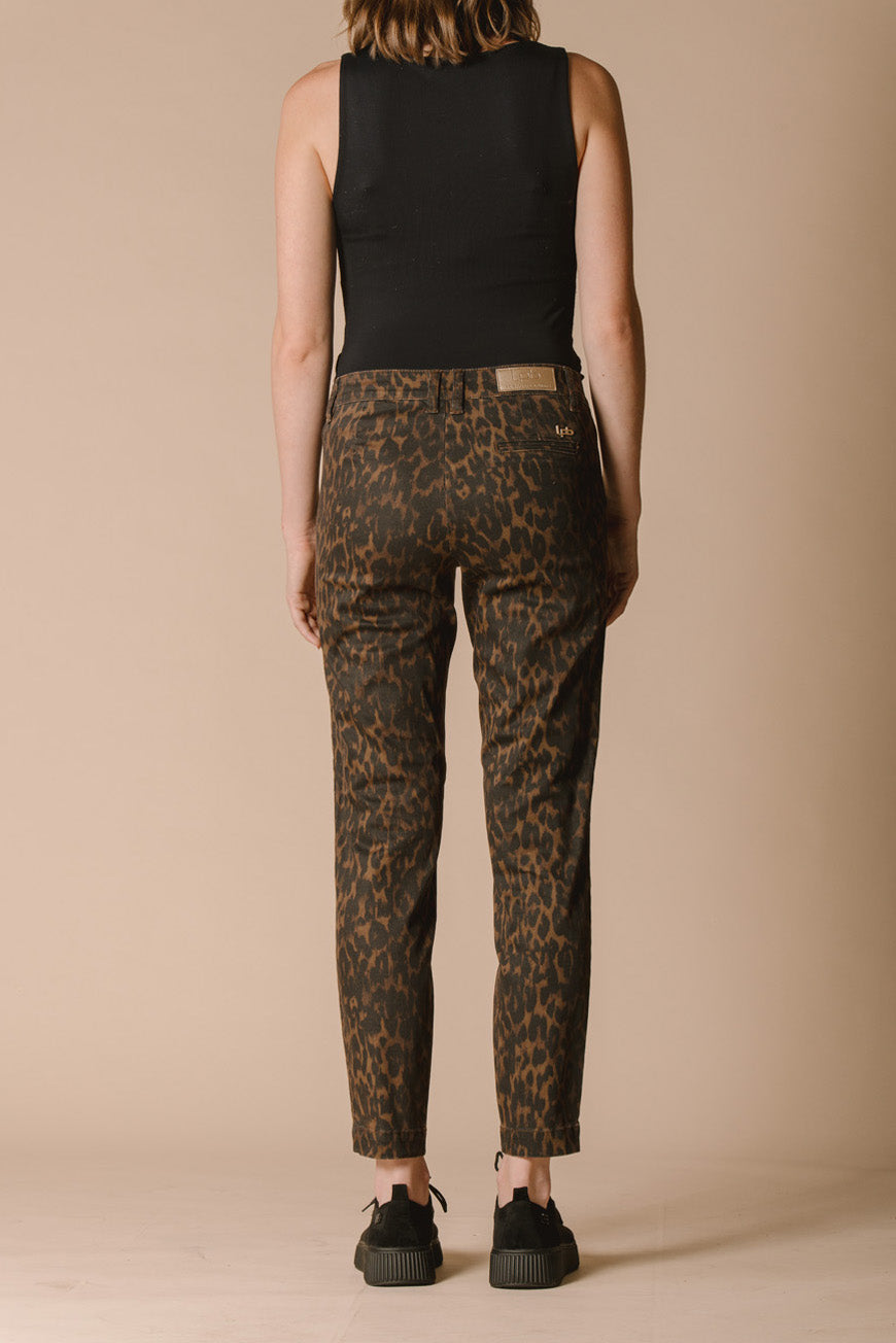 Pantalon Naomie imprimé léopard slim vue de dos, porté avec des derbies noires.